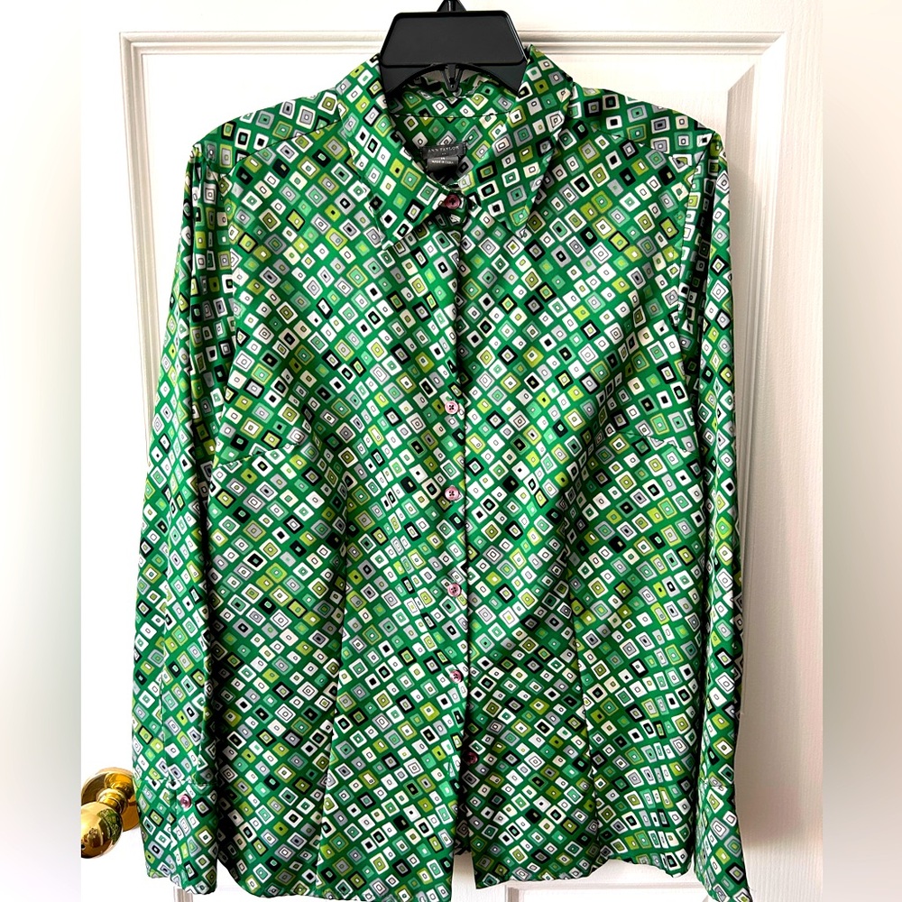 Ann Taylor Green Casual Button Down Shirt with Geometric Print